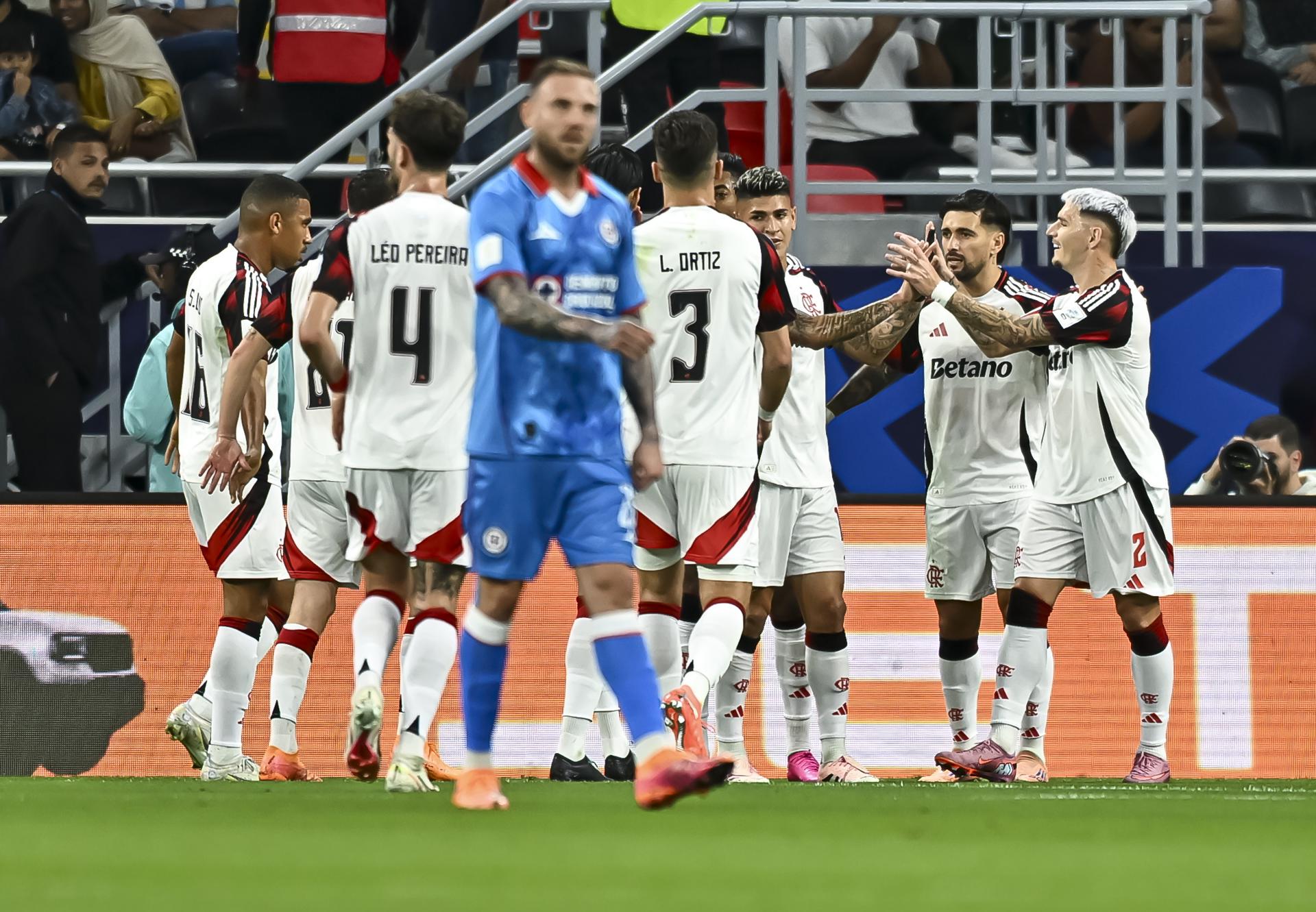 AL-RAYYAN (Qatar), 10/12/2025.- Giorgian De Arrascaeta (2-R) of Flamengo celebrates with his teammates after scoring the 0-1 goal during the FIFA Intercontinental Cup 2025 match between Cruz Azul and CR Flamengo, dubbed as the FIFA Derby of the Americas 2025, in Al-Rayyan, Qatar, 10 December 2025. (Catar) EFE/EPA/NOUSHAD THEKKAYIL