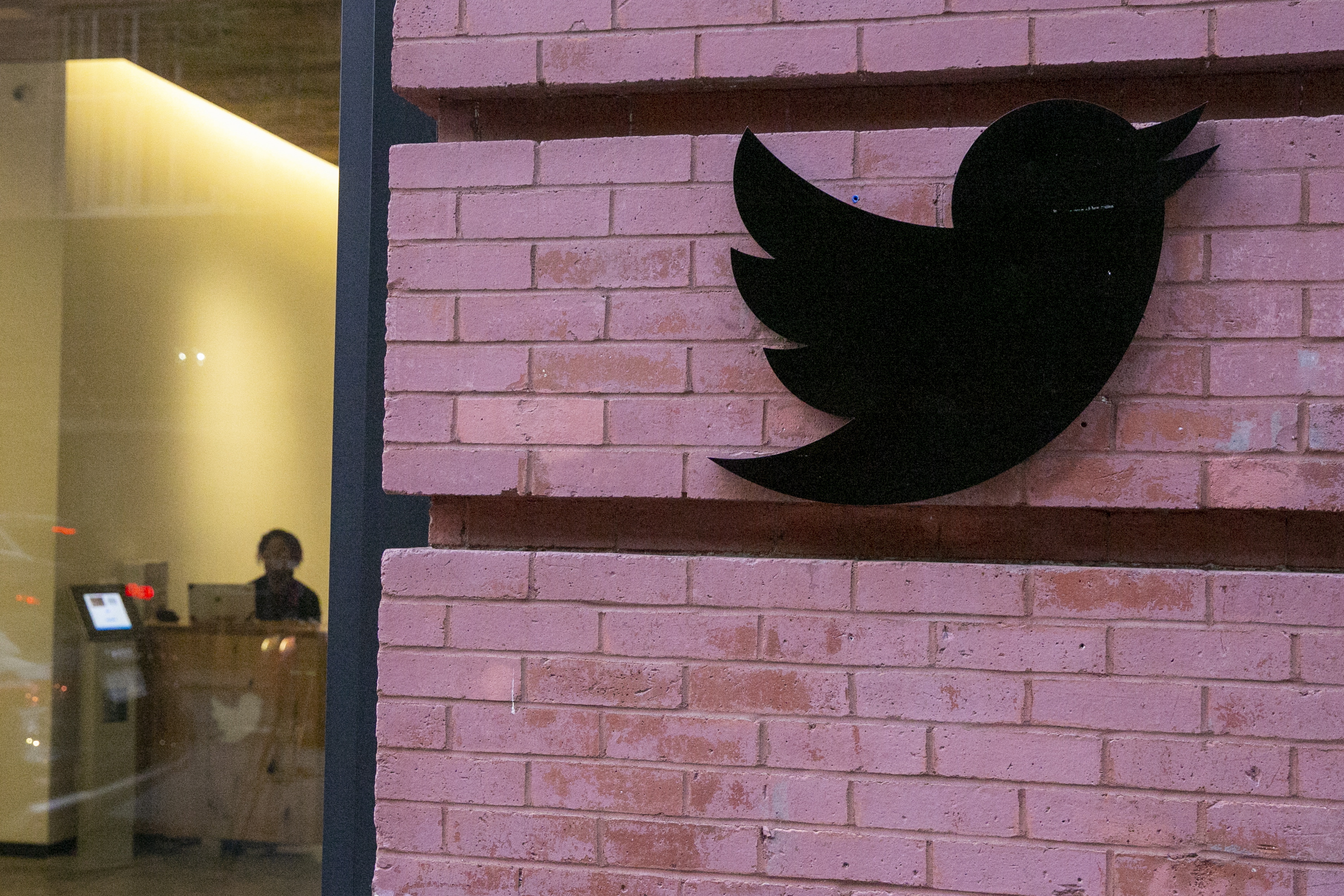New York (United States), 18/11/2022.- The Twitter icon is displayed outside the company's corporate office in New York, New York, USA, 18 November 2022. From mass firings, resignations and office closings, the social media company has been viewed by many to be in disarray since Elon Musk took over last month. #RIPTwitter began trending this week as some predict the site will be unusable in the near future. (Estados Unidos, Nueva York) EFE/EPA/SARAH YENESEL