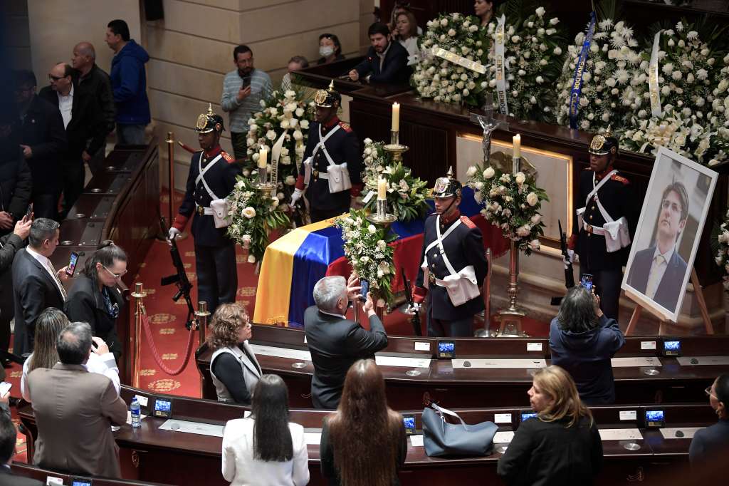 Homenaje al senador y precandidato presidencial Miguel Uribe Turbay en el salón Elíptico del Capitolio Nacional, sede del Congreso de la República.