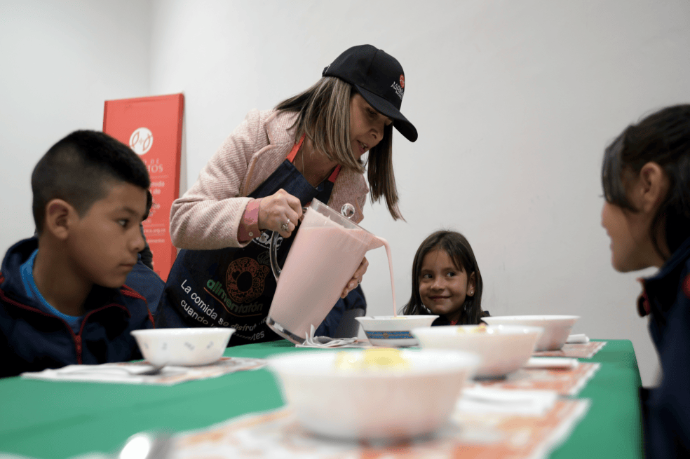 Adriana Arango, periodista y empresaria, ayudó al Banco de Alimentos en Bogotá para alimentar los niños de la fundación Rompiendo Cadenas durante el lanzamiento de Alimentatón. / Oscar Pérez