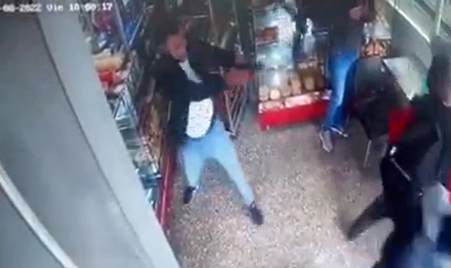 Los ladrones alcanzaron a robarle un anillo y un celular al agente del Gaula.