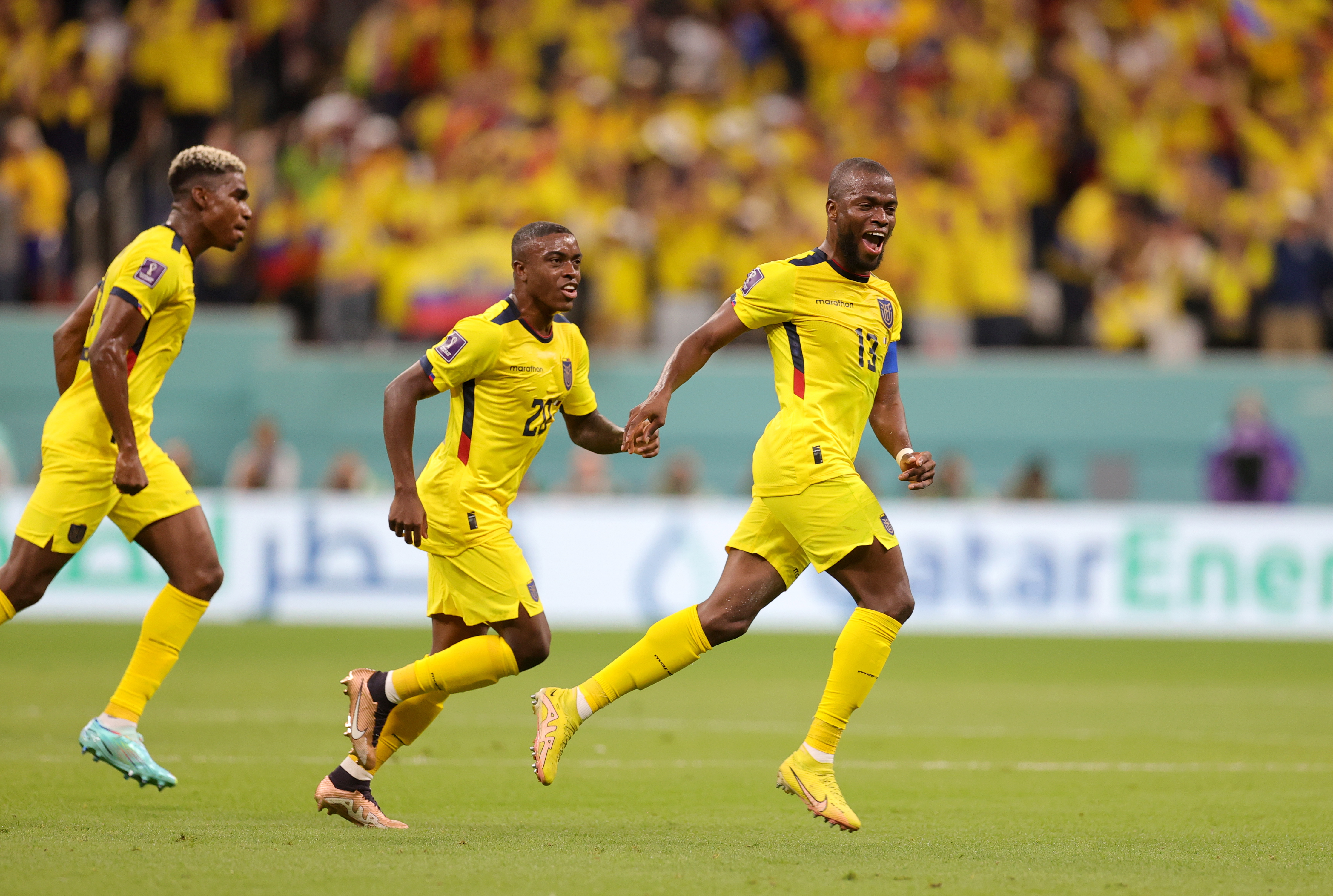 Al Khor (Qatar), 20/11/2022.- Enner Valencia of Ecuador (R) celebrates scoring the 2-0 during the FIFA World Cup 2022 group A Opening Match between Qatar and Ecuador at Al Bayt Stadium in Al Khor, Qatar, 20 November 2022. (Mundial de Fútbol, Catar) EFE/EPA/Friedemann Vogel