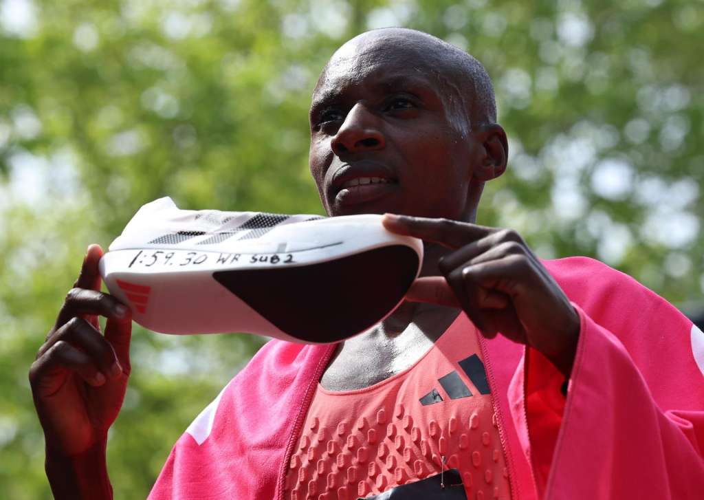 LONDON (United Kingdom), 26/04/2026.- Sabastian Sawe of Kenya poses with a shoe after he wins the London Marathon with a World Record and the first sub two-hour marathon time of 1:59:30 h during the London Marathon in London, Britain 26 April 2026. Taking place since 1981, the London Marathon is one of the most popular marathons in the world, with a record-breaking total of more than 59,000 people are expected to take part in the 2026 race. (Maratón, Kenia, Reino Unido, Londres) EFE/EPA/NEIL HALL
