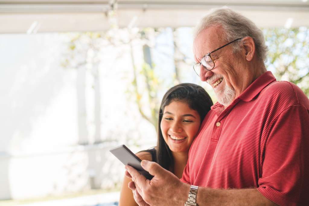 El papel de las nuevas generaciones es importante en este proceso, ya que muchas veces ellos se convierten en el puente para que los adultos mayores se animen a contar sus historias en las redes sociales.