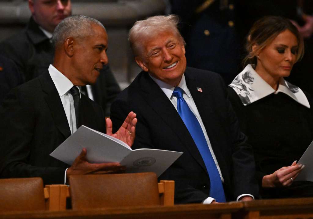 Washington, Dc (United States), 09/01/2025.- Former US President Barack Obama (L) and President-elect Donald Trump (C) speak ahead of the state funeral services for former US President Jimmy Carter at the National Cathedral in Washington, DC, USA, 09 January 2025. Carter, the 39th US president, died at age 100 in his hometown of Plains, Georgia, on 29 December 2024. EFE/EPA/RICKY CARIOTI / POOL