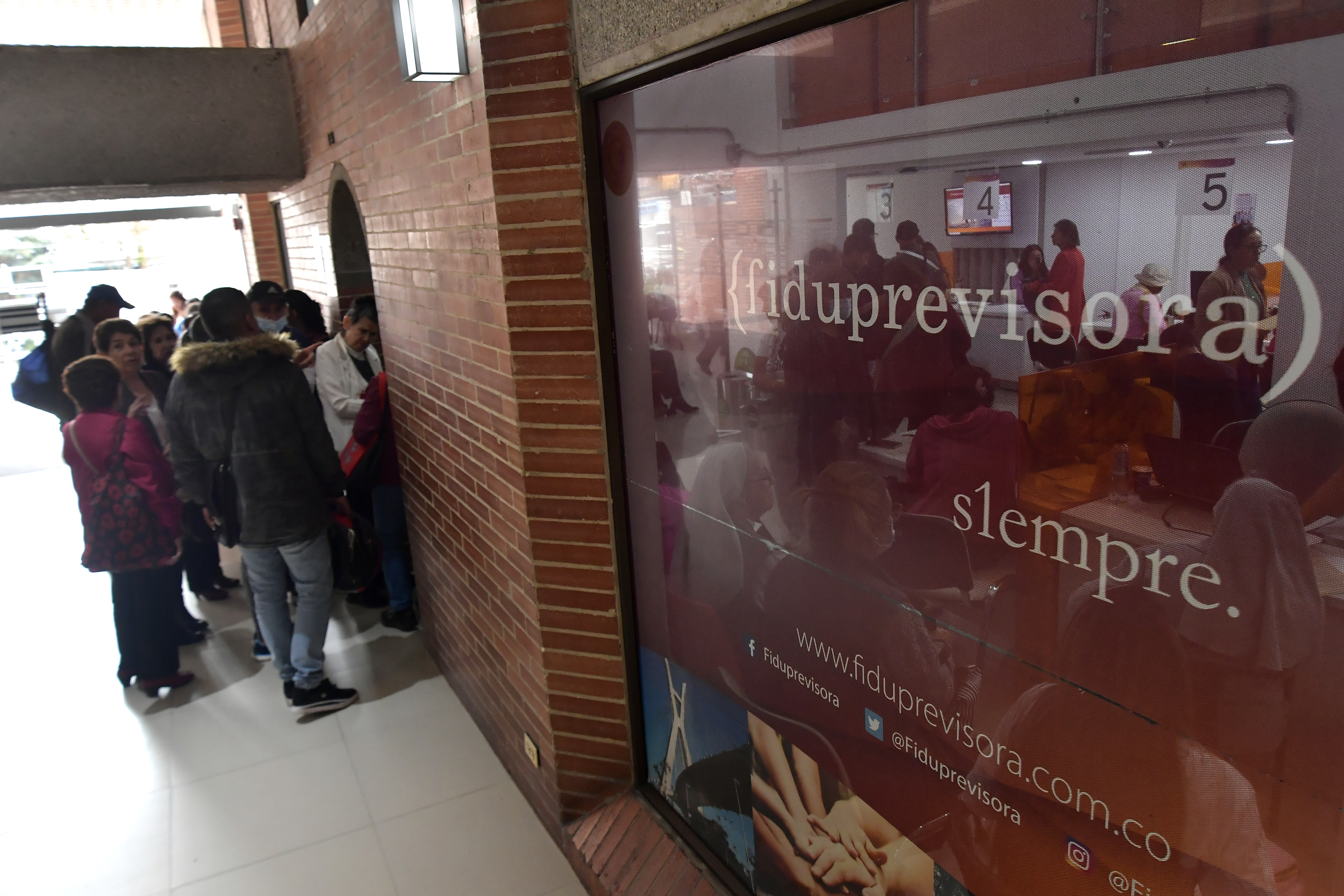 Filas de docentes que esperan ser atendidos, por el nuevo modelo de salud para ellos.