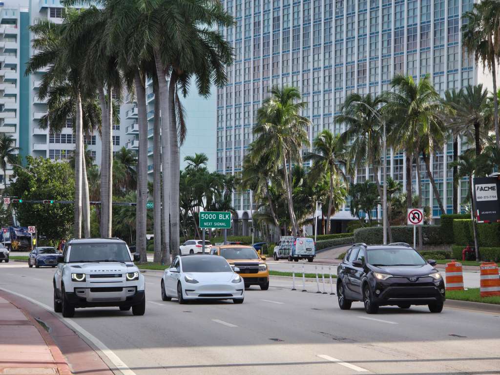 AMDEP2606. MIAMI (ESTADOS UNIDOS), 04/09/2025.- Vehículos transitan frente a edificios en la Avenida Collins este jueves, en Miami (Estados Unidos). Más de 13.200 ultrarricos, aquellos con fortunas superiores a los 30 millones de dólares, tienen una vivienda secundaria en Miami, más que en ninguna otra parte del mundo, por lo que esta ciudad estadounidense lidera como el "segundo hogar" de los magnates, revela un reporte de la firma Altrata. EFE/ Alberto Boal