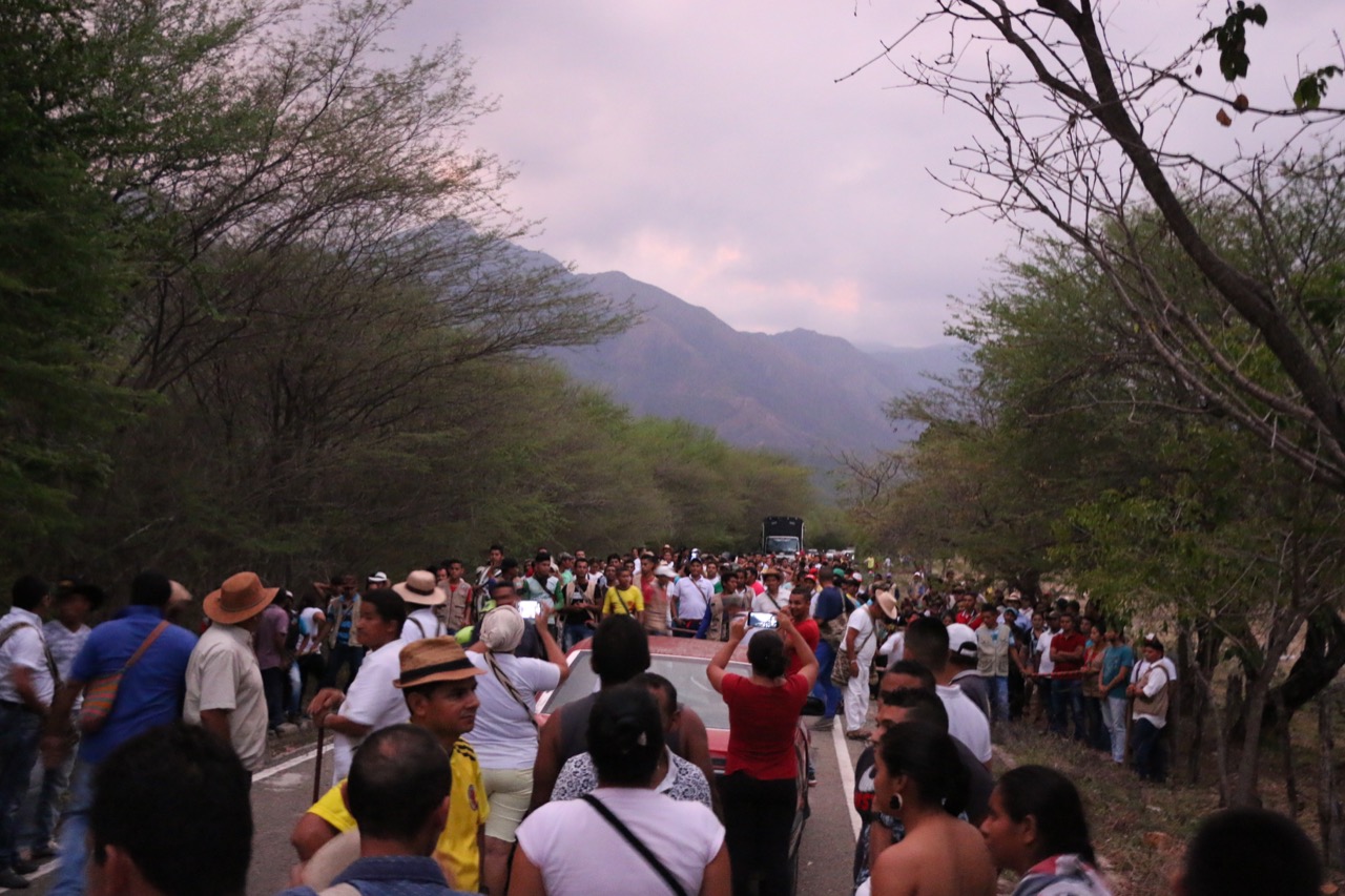 Los indígenas cerraron el paso al río por la contaminación que generan los turistas y vendedores que visitan por estos días la capital del Cesar. / Cortesía