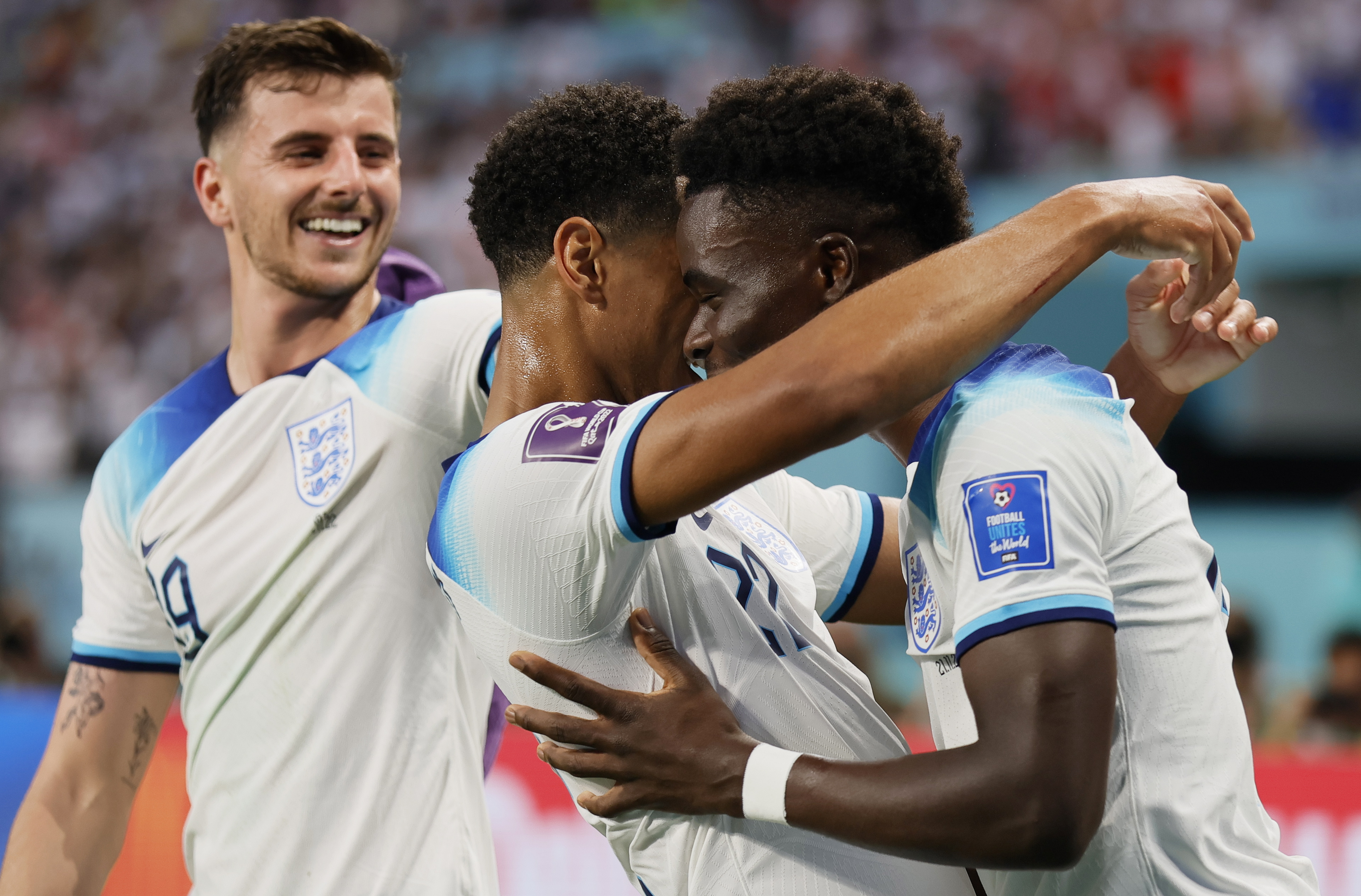 Doha (Qatar), 21/11/2022.- Bukayo Saka (R) of England celebrates with teammate Jude Bellingham and Mason Mount (L) after scoring the 2-0 during the FIFA World Cup 2022 group B soccer match between England and Iran at Khalifa International Stadium in Doha, Qatar, 21 November 2022. (Mundial de Fútbol, Catar) EFE/EPA/Ronald Wittek