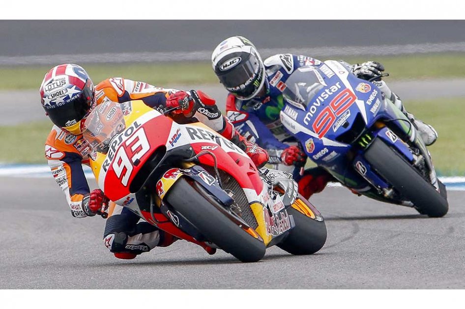 Marc Márquez (izq.) ganador de la décima válida de MotoGP en Indianápolis, cuando supera a su compatriota Jorge Lorenzo, del equipo Yamaha. / EFE