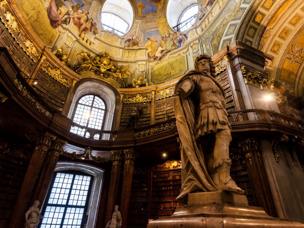Construida durante el siglo XVIII, la Biblioteca Nacional Austriaca es una de las bibliotecas históricas más bonitas de todo el mundo.