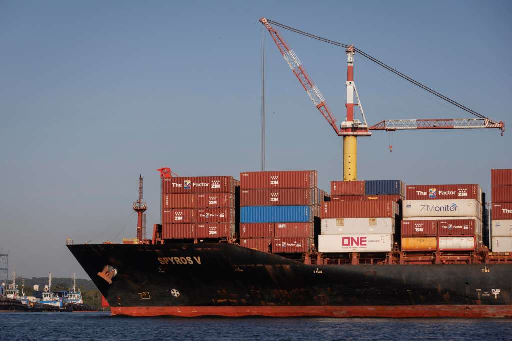 AME3025. SANTOS (BRASIL), 16/07/2025.- Fotografía de una embarcación con contenedores este martes, en el puerto de Santos (Brasil). En el puerto de Santos, el mayor atracadero comercial de América Latina, observan con "gran preocupación" la inminente entrada en vigor del arancel del 50 % anunciado por el presidente de Estados Unidos, Donald Trump. EFE/ Isaac Fontana
