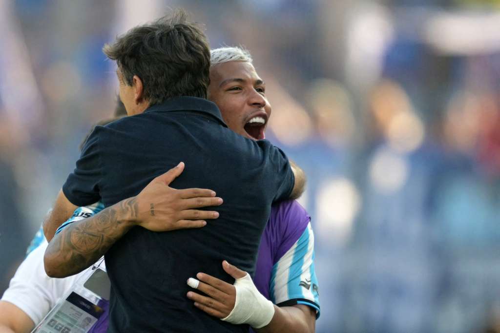El colombiano de Racing Roger Martinez y el entrenador Gustavo Costas celebran la victoria en la Copa Sudamericana.