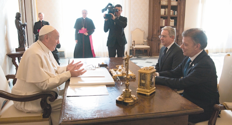 El papa Francisco recibió en El Vaticano al presidente Santos y al expresidente Uribe en diciembre pasado. / Presidencia