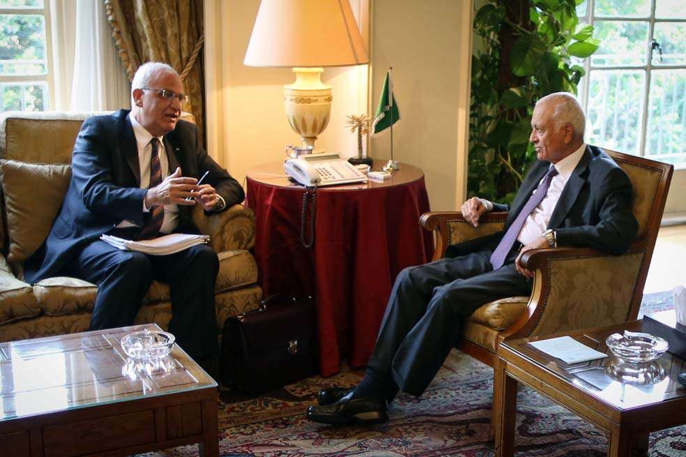 Saeb Erekat (izq.), jefe negociador de Palestina, junto al secretario de la Liga Árabe, Nabil Elaraby. / AFP