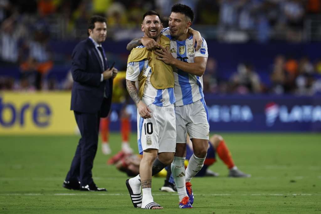 Miami Gardens (United States), 15/07/2024.- Argentina's Lionel Messi (L) and Lisandro Martinez celebrate winning the CONMEBOL Copa America 2024 final against Colombia, in Miami Gardens, Florida, USA, 14 July 2024. EFE/EPA/CJ GUNTHER