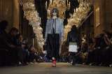 Activistas interrumpen el desfile de Louis Vuitton en París