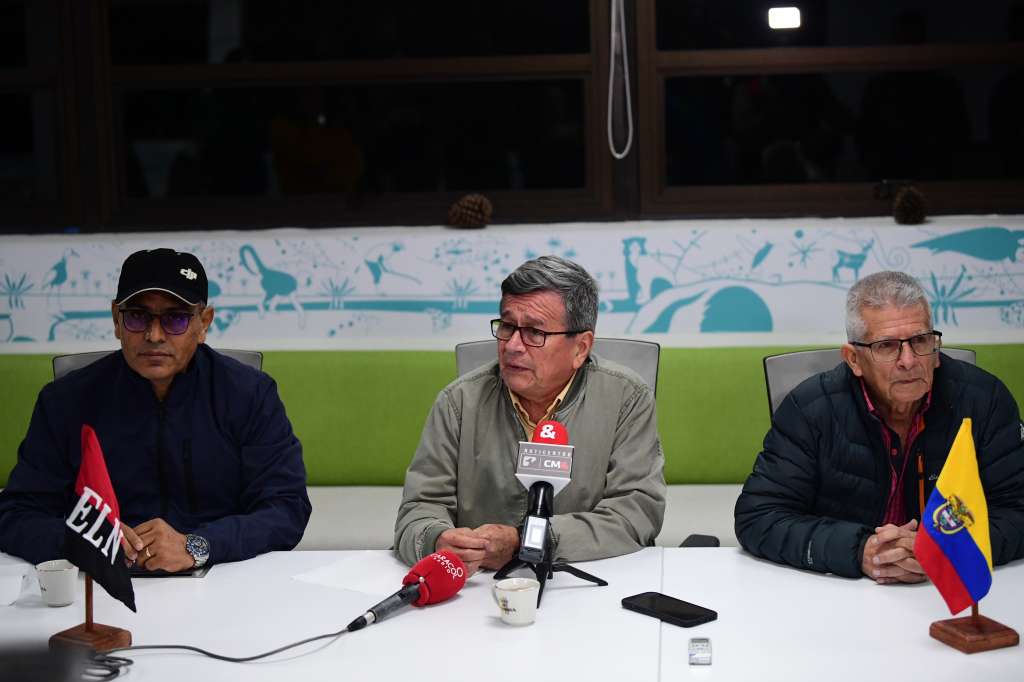 De izquierda a derecha, Aureliano Carbonell, miembro de la delegación de paz del ELN, Pablo Beltrán, jefe de la delegación de paz del ELN y Bernardo Téllez, integrante de la delegación de paz del ELN