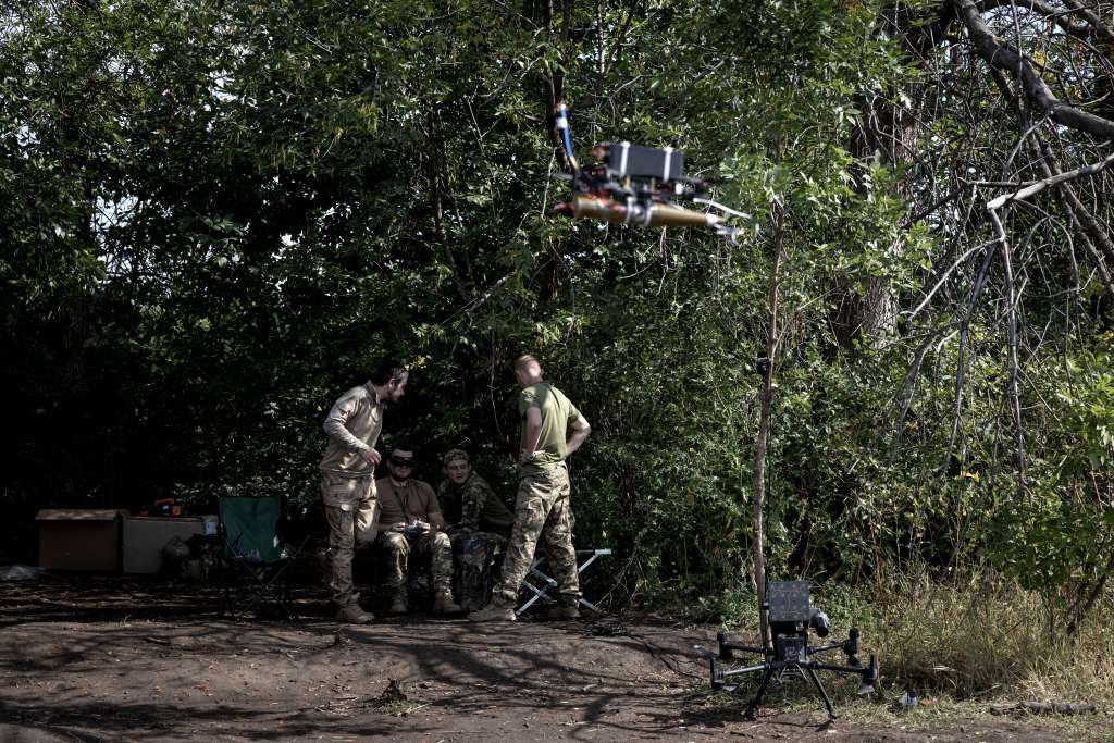 ¿Herir a un soldado ruso? Ocho puntos. ¿Matar a uno? Doce. Un piloto de drones ruso vale más: quince puntos por herirlo y veinticinco por matarlo.