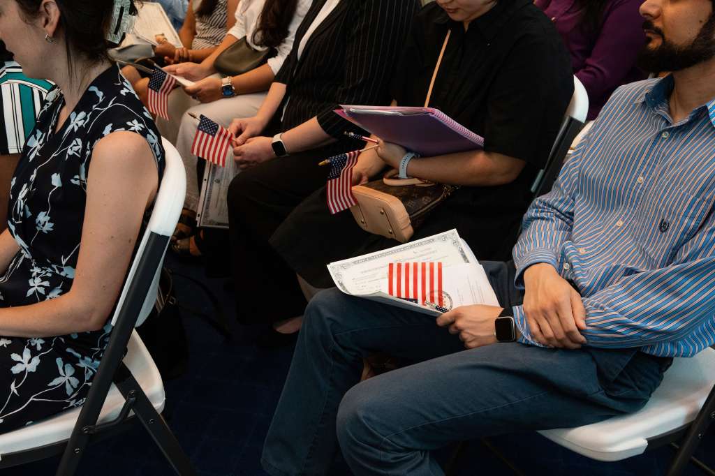 Personas asisten a una ceremonia de naturalización para nuevos ciudadanos en Savannah, Georgia, el 29 de julio de 2024.