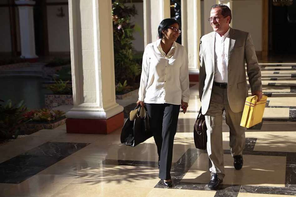 La canciller venezolana Delcy Rodríguez con su homólogo de Ecuador, Ricardo Patiño, en Caracas. / EFE