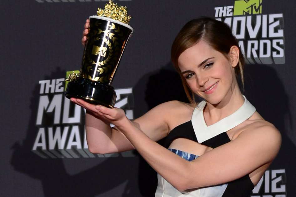 Emma Watson con el premio MTV Movie 2013. / AFP