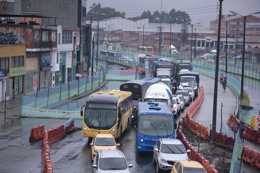 Cerramiento en la Avenida 68 con Calle 13 para la adecuación de la troncal de Transmilenio.