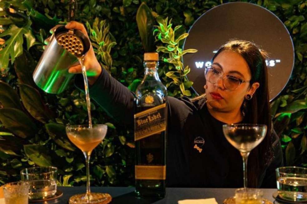 La ganadora deslumbró al jurado con su cóctel Blue and Sauvage, una propuesta sensorial que evocó la riqueza amazónica y la elegancia contemporánea.
