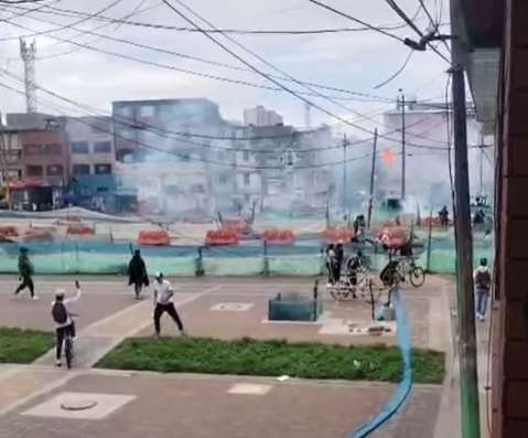 Caos y cierre de estaciones de Tranmilenio por bloqueos de bicitaxistas