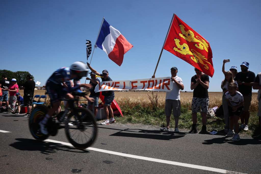 Caen (France), 09/07/2025.- People stand on the side of the road to watch riders in action during the 5th stage of the Tour de France, an Individual Time Trial (ITT) over 33km in Caen, France, 09 July 2025. (Ciclismo, Francia) EFE/EPA/CHRISTOPHE PETIT TESSON