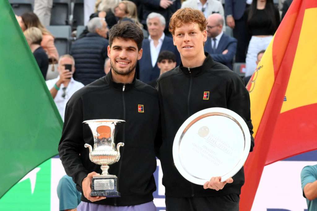 Roma (Italy), 18/05/2025.- Winner Carlos Alcaraz of Spain (L) and runner-up Jannik Sinner of Italy pose after their the Men's Singles final match of the Italian Open tennis tournament 2025, in Rome, Italy, 18 May 2025. (Tenis, Italia, España, Roma) EFE/EPA/Roberto Ramaccia