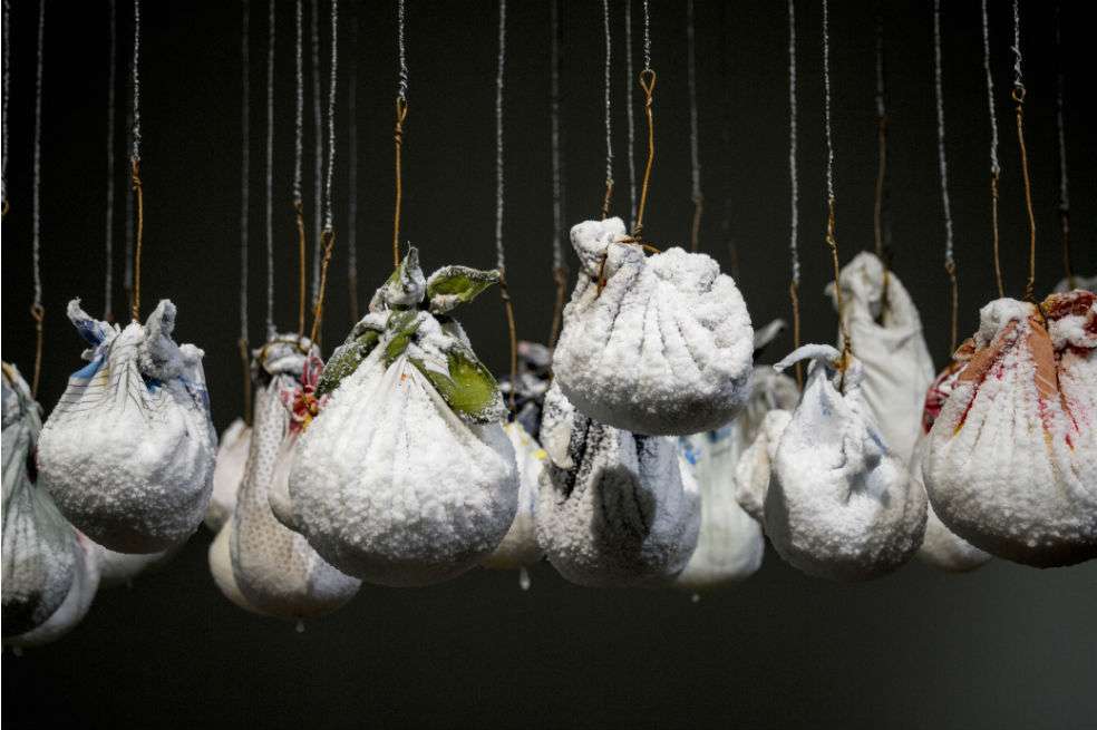 Juliana Góngora consiguió que la sal y la tierra se tocaran en su obra a través de unos cuerpos de aguasal envueltos en pañuelos que sudan y que al gotear caen en una cama de tierra. / Fotos: Juliana Góngora Rojas.