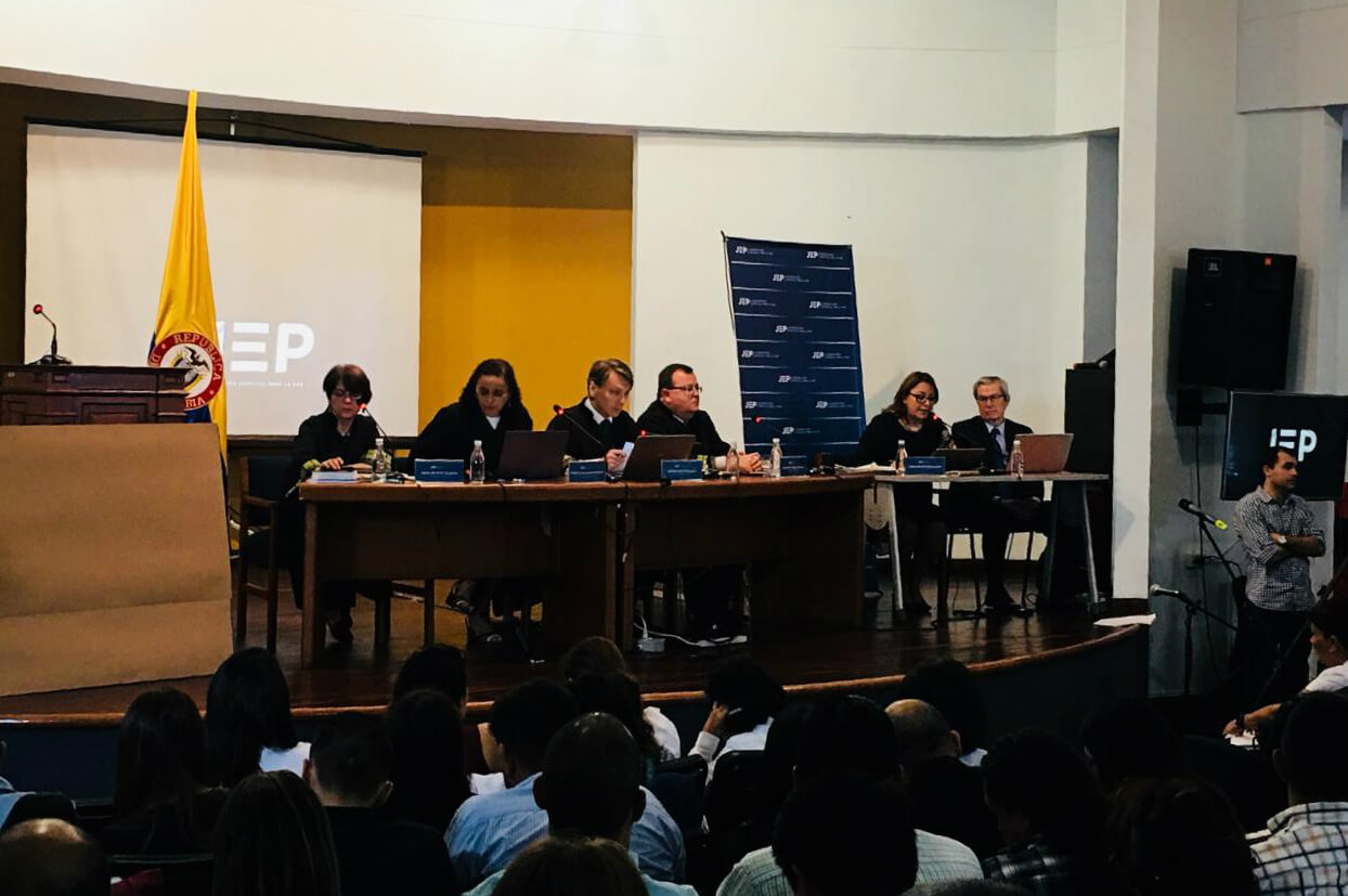 Los magistrados de la Sección de Ausencia de Reconocimiento, en la audiencia de medidas cautelares en Hidroituango. / Movice