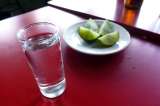 Investigan si licor adulterado fue la causa de la muerte de un hombre en el centro de Bogotá