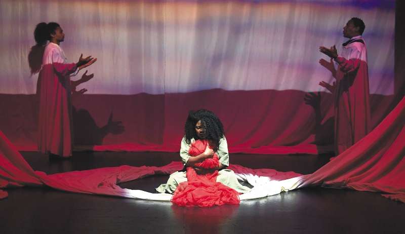 En el centro, Aura Balanta interpretando a "Shaila".
