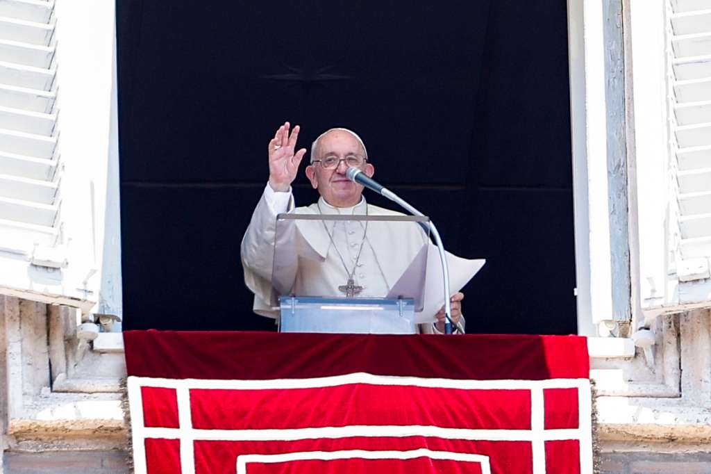 -FOTODELDÍA- VATICANO (VATICANO), 17/07/2022.- El papa Francisco dirige la oración dominical del Ángelus desde la ventana de su oficina con vista a la Plaza de San Pedro en el Vaticano, el 17 de julio de 2022. EFE/Fabio Frustaci