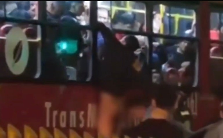 Intentó robar un celular y terminó colgado de un articulado en estación Quiroga