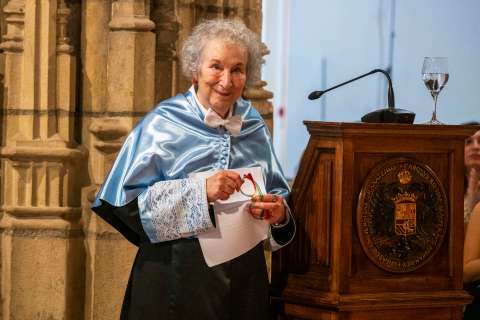 Margaret Atwood: “Un mundo que no puede pensar con claridad se dirige hacia el precipicio”