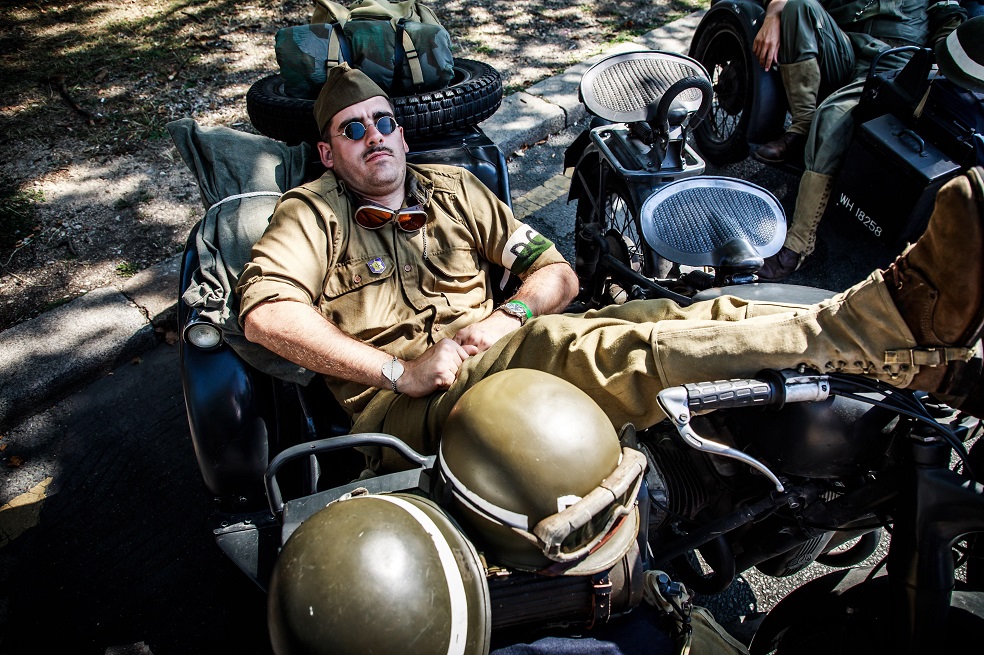 Los entusiastas de la historia, vestidos como una segunda división blindada francesa de la Segunda Guerra Mundial, participan en un desfile que conmemora el 75 aniversario de la liberación de París de la ocupación nazi.EFEEntre ellos muchos españoles, con banderas de la República, que habían participado la víspera en diferentes actos en homenaje a "la Nueve", que había sido olvidada en Francia, pero que en los últimos años está siendo reconocida.