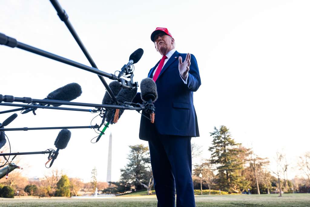 FOTODELDÍA Washington, 28/02/2025.- El presidente estadounidense Donald Trump conversa con los periodistas sobre su reunión con el presidente ucraniano Volodymyr Zelensky a su salida de la Casa Blanca, 28 febrero 2025. EFE/JIM LO SCALZO
