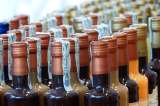 Desmantelaron complejo para envasar y adulterar alcohol en habitación en Bosa