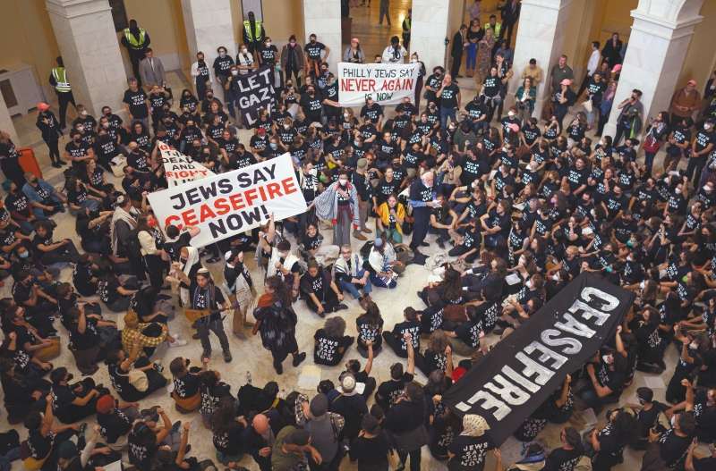 Integrantes de la campaña "Voz Judía por la Paz" protestaron el miércoles dentro del Capitolio, en la capital de EE. UU., para pedir un alto al fuego y el respeto a la vida en la guerra entre Israel y Hamás en la Franja de Gaza. 
