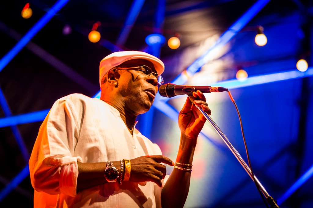 Hijo menor del emblemático Ibrahim Ferrer, de Buena Vista Social Club, Jr. lleva el mismo nombre de su padre, quien así lo determinó por haber sido el hijo varón tan ansiado que llegó luego de cinco hijas mujeres.