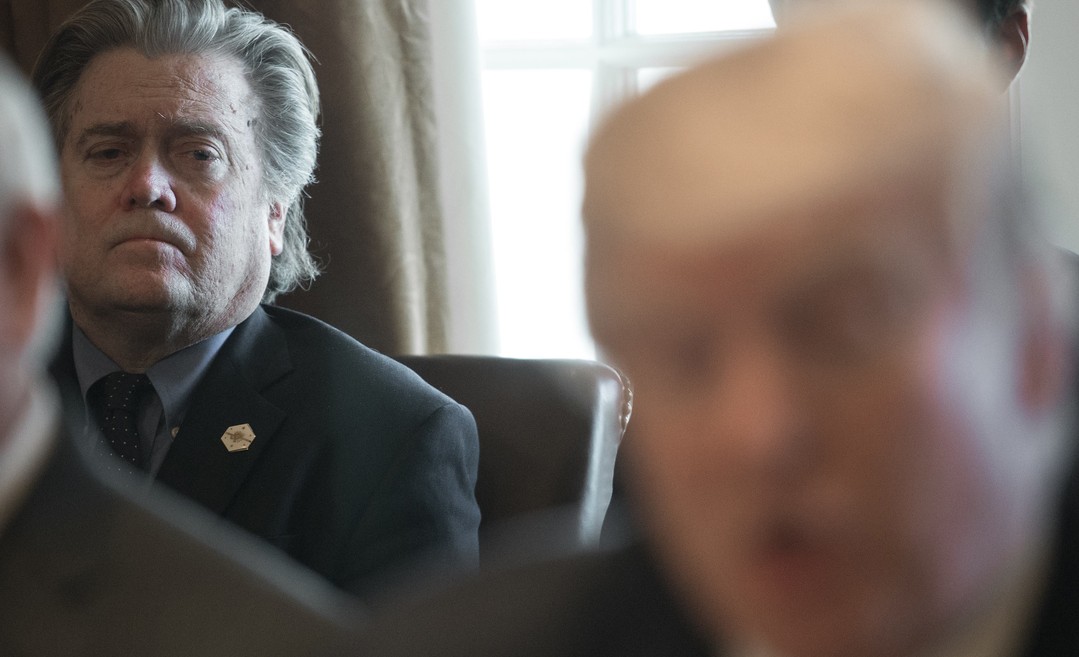 Steve Bannon, de 66 años, fue indultado tras ser acusado de defraudar a ciudadanos que donaron dinero para construir un muro en la frontera con México, uno de los proyectos emblemáticos de Trump.