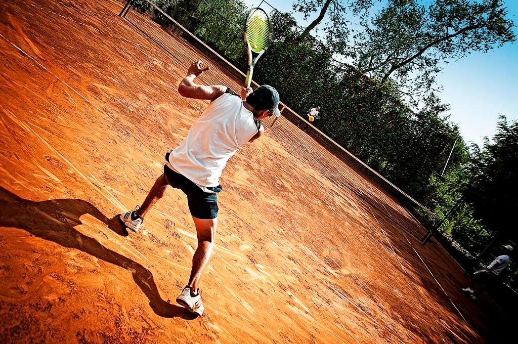 La práctica de deportes al aire libre como el tenis es una alternativa muy llamativa que se puede realizar en el InterContinental Medellin.