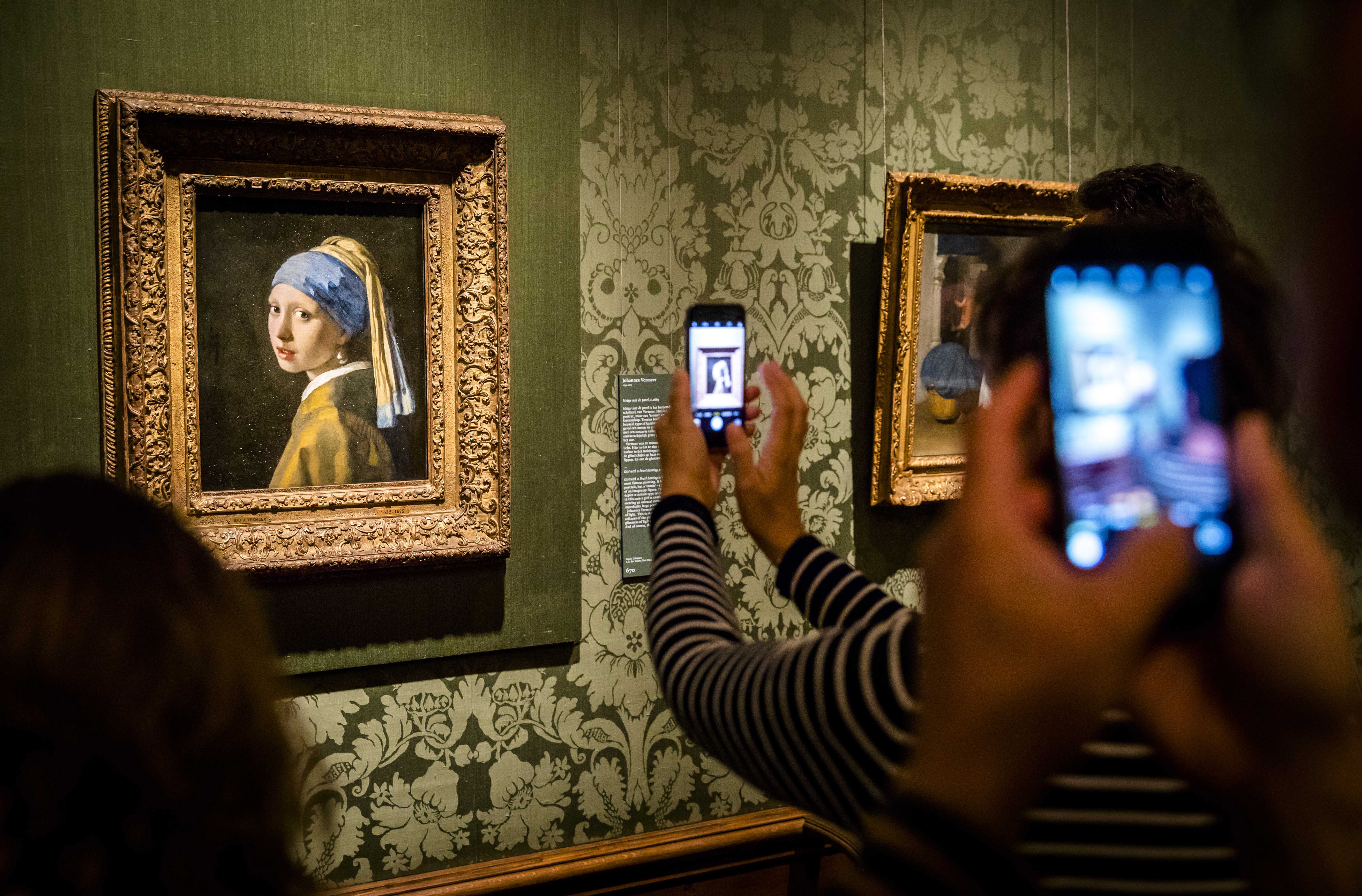 The Hague (Netherlands), 28/07/2017.- Visitors take photographs of the 'Girl with a Pearl Earring' by Dutch artist Johannes Vermeer in the Mauritshuis Museum in The Hague, The Netherlands, 27 October 2022. The Mauritshuis is the Dutch Government's collection of hundreds of paintings of Dutch masters such as Vermeer or Rembrandt. (Países Bajos; Holanda, La Haya) EFE/EPA/Bart Maat