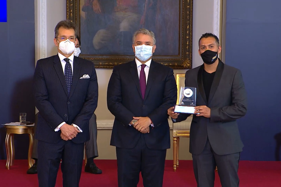 Javier Díaz Molina, presidente ejecutivo de Analdex; el presidente, Iván Duque, y Walter Moreno, gerente y fundador de Yolis S.A.S.
