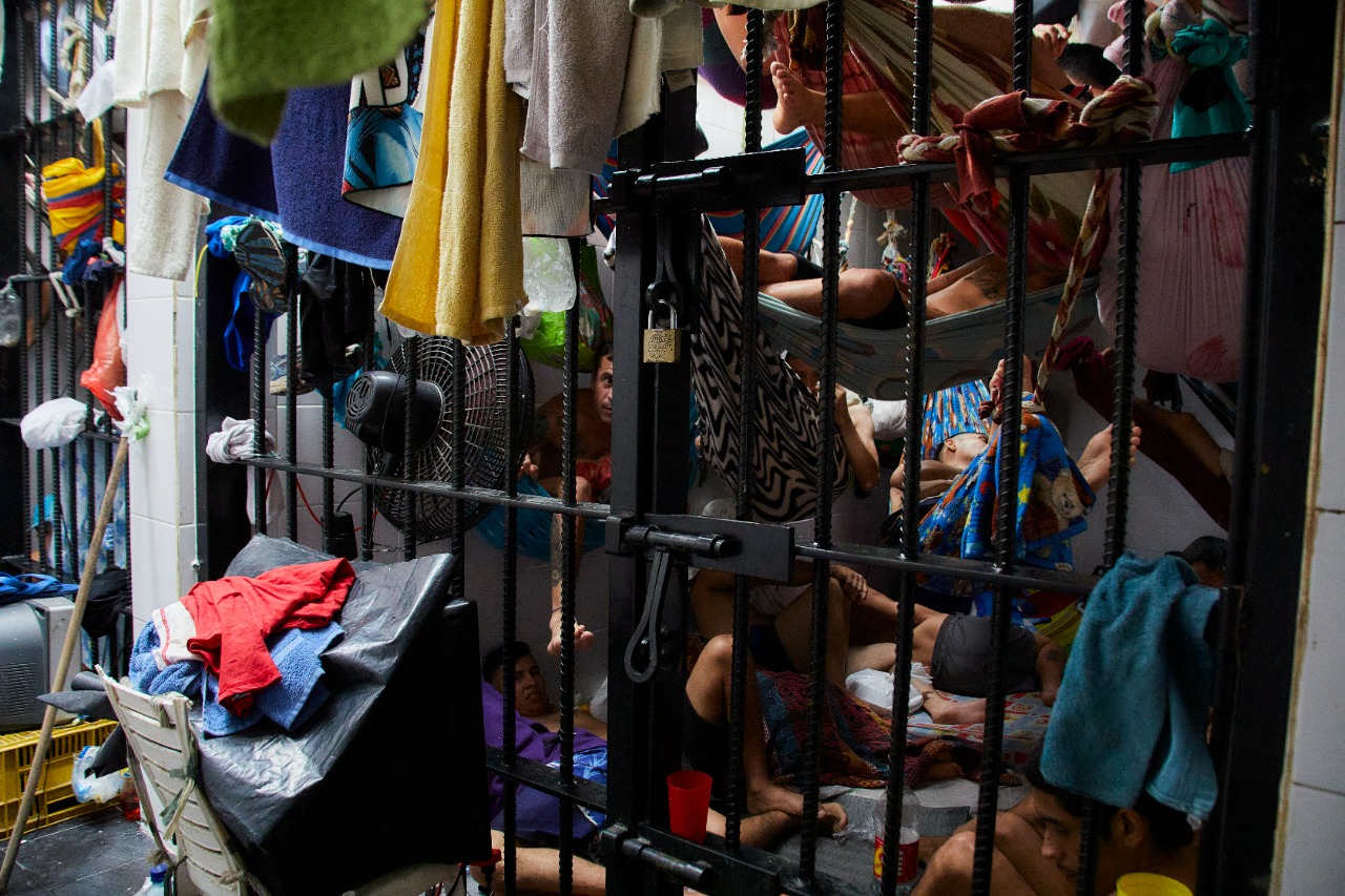 Esta es una de las celdas de la estación Norte de Policía de Bucaramanga. De acuerdo con el Defensor del Pueblo, Carlos Camargo, el hacinamiento está en un 1.300%. Es decir, por un cada espacio destinado a 10 personas, permanecen presas 130.