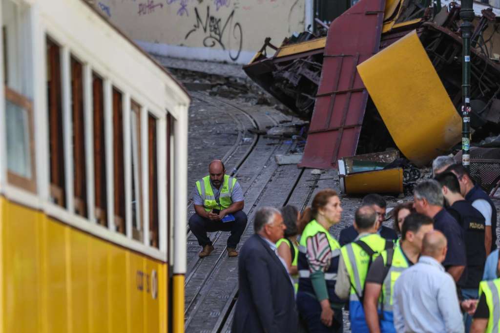 FOTODELDÍA Lisboa (Portugal), 09/04/2025.- Expertos técnicos evalúan el accidente del funicular Gloria de Lisboa, un popular transporte utilizado por turistas, que descarriló ayer en Lisboa, Portugal, este jueves. Al menos 17 personas murieron en el descarrilamiento y otras 22 resultaron heridas, informaron los servicios de emergencia locales.EFE/ Tiago Petinga