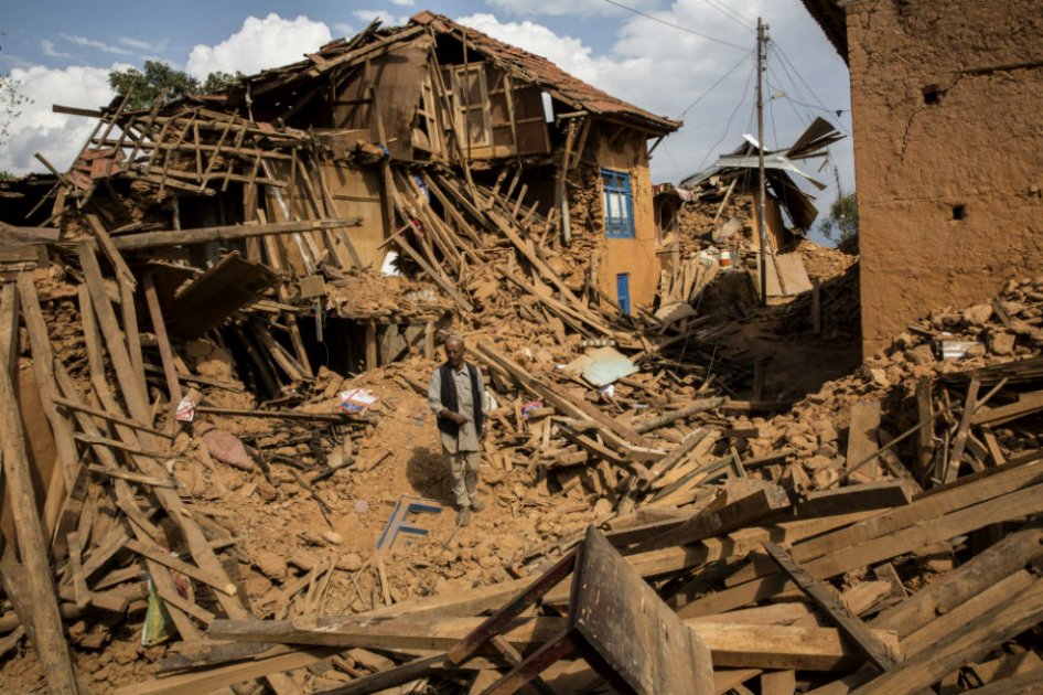 En la imagen se observan los edificios destruidos en la villa de Sathigar al norte de Katmandú, en Nepal. / EFE